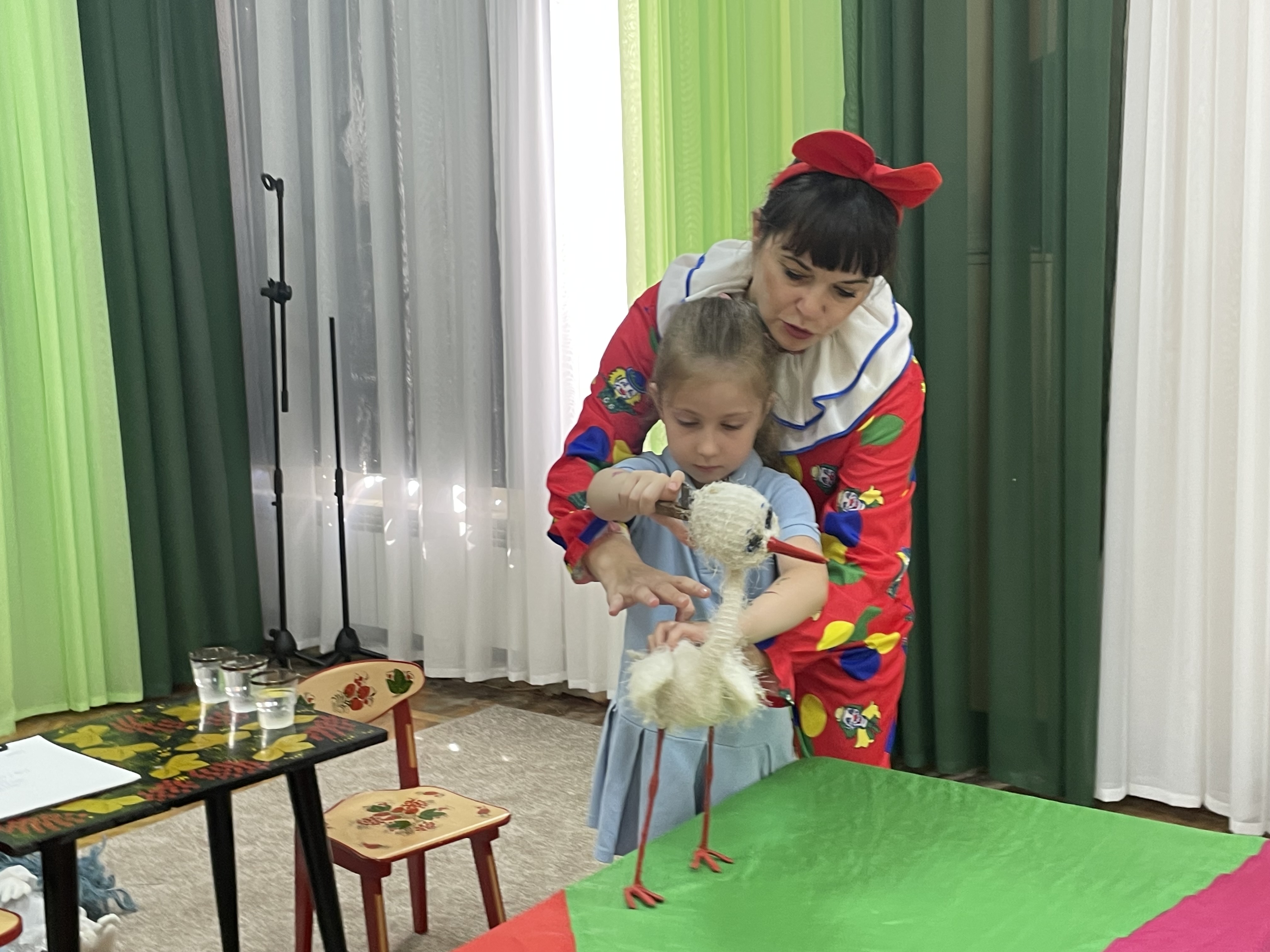кукла марионетка в действии